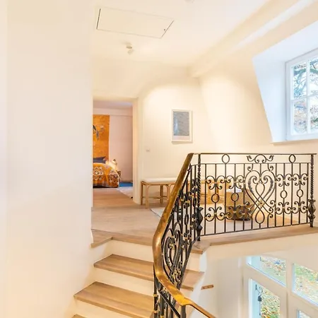 Coach House Villa *