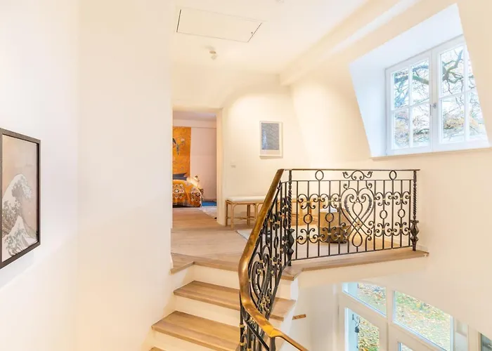 Coach House Villa *